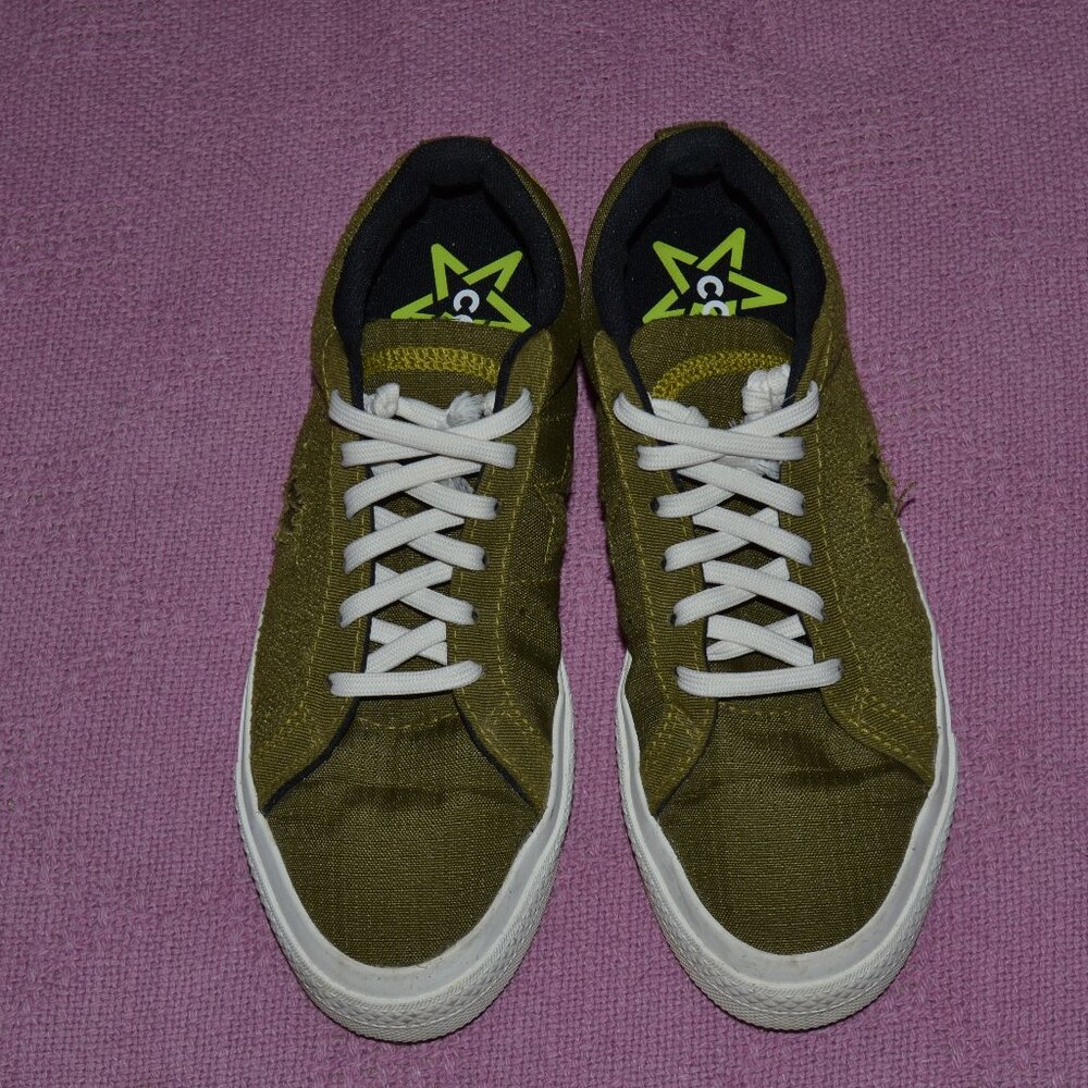 Woman's Converse Shoes   Size W 7/M5.5